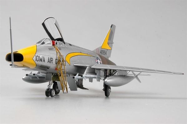 Trumpeter 02838 1/48 Ölçek, F-100C Super Sabre Savaş Uçağı Plastik Model Kiti