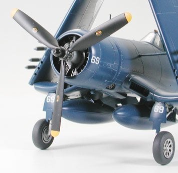 1/48 F4U-1D Corsair w/Moto-Tug