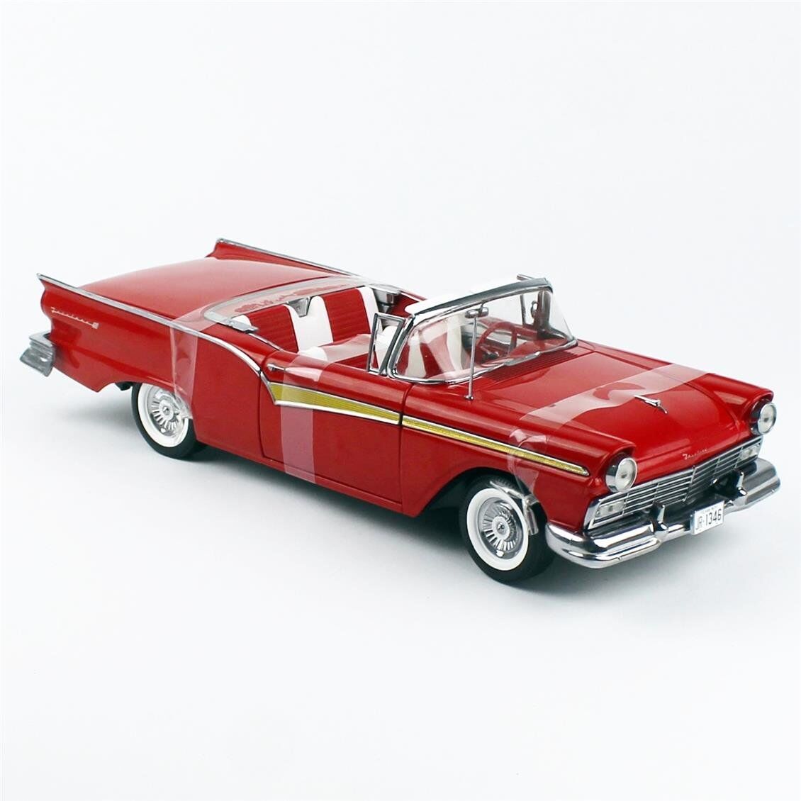 Sunstar 1347 1/18 Ölçek, 1957 Ford Fairlane 500 Skyliner, Alev Kırmızısı, Sergilemeye Hazır Metal Araba Modeli