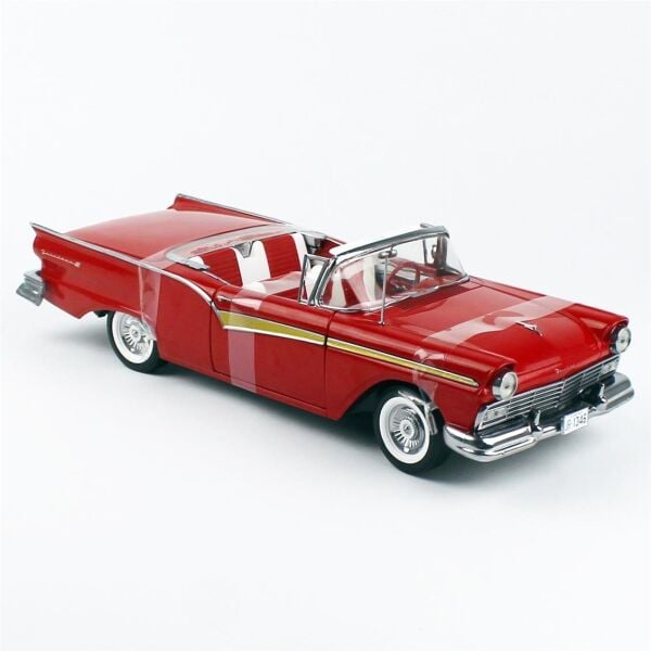 Sunstar 1347 1/18 Ölçek, 1957 Ford Fairlane 500 Skyliner, Alev Kırmızısı, Sergilemeye Hazır Metal Araba Modeli
