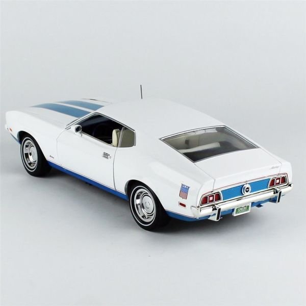 AutoWorld AMM1286 1/18 Ölçek, 1972 Ford Mustang Fastback (Class of 1972), Beyaz, Sergilemeye Hazır Metal Araba Modeli