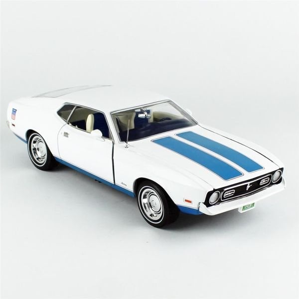 AutoWorld AMM1286 1/18 Ölçek, 1972 Ford Mustang Fastback (Class of 1972), Beyaz, Sergilemeye Hazır Metal Araba Modeli