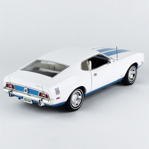 AutoWorld AMM1286 1/18 Ölçek, 1972 Ford Mustang Fastback (Class of 1972), Beyaz, Sergilemeye Hazır Metal Araba Modeli