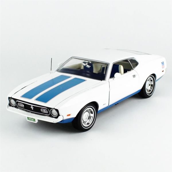 AutoWorld AMM1286 1/18 Ölçek, 1972 Ford Mustang Fastback (Class of 1972), Beyaz, Sergilemeye Hazır Metal Araba Modeli