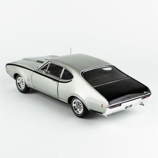 AutoWorld AMM1287 1/18 Ölçek, 1968 Oldsmobile Hurst Olds 2-Door Post (MCACN), Sergilemeye Hazır Metal Araba Modeli