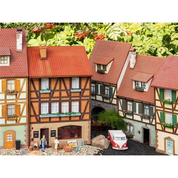 Faller 331769 1/22,5 Ölçek, Dükkanlı Kasaba Evi, Plastik Model Kiti