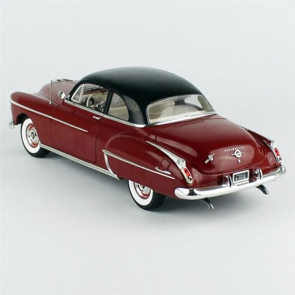 AutoWorld AMM1304 1/18 Ölçek, 1950 Oldsmobile 88 Holiday Coupe, Chariot Red, Sergilemeye Hazır Metal Araba Modeli