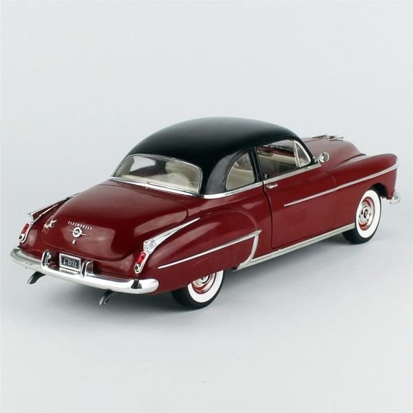 AutoWorld AMM1304 1/18 Ölçek, 1950 Oldsmobile 88 Holiday Coupe, Chariot Red, Sergilemeye Hazır Metal Araba Modeli