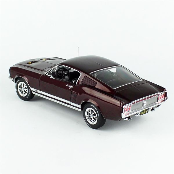 AutoWorld AMM1309 1/18 Ölçek, 1967 Ford Mustang GT 2+2, Burgundy, Sergilemeye Hazır Metal Araba Modeli