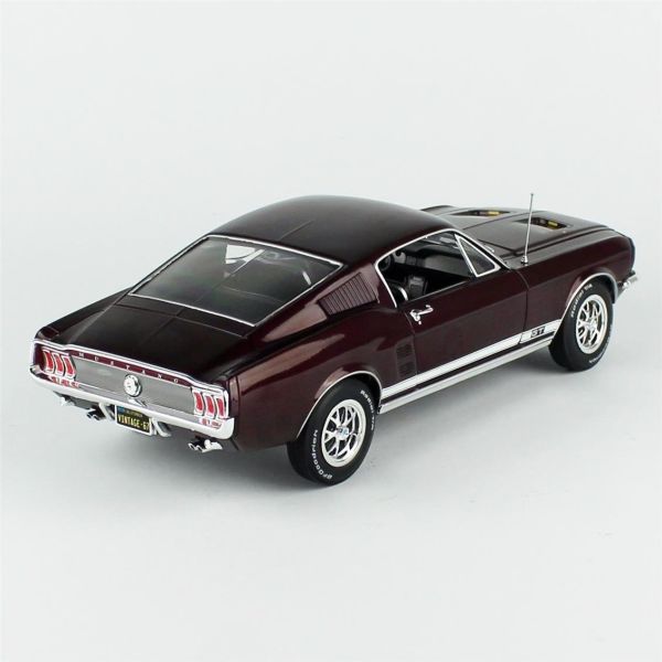 AutoWorld AMM1309 1/18 Ölçek, 1967 Ford Mustang GT 2+2, Burgundy, Sergilemeye Hazır Metal Araba Modeli