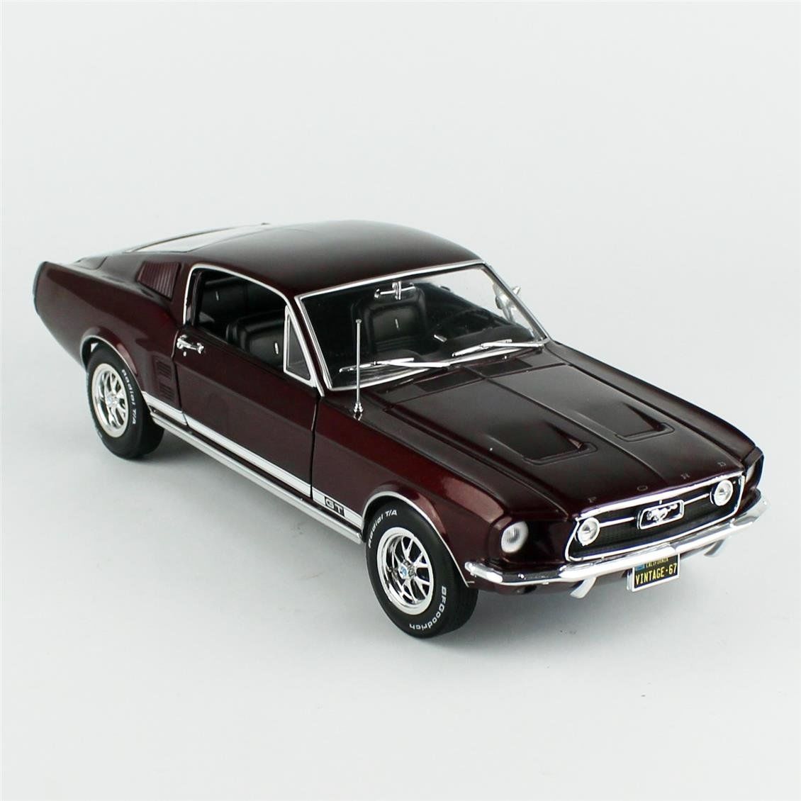 AutoWorld AMM1309 1/18 Ölçek, 1967 Ford Mustang GT 2+2, Burgundy, Sergilemeye Hazır Metal Araba Modeli