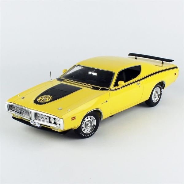 AutoWorld AMM1315 1/18/ Ölçek, 1971 Dodge Charger Super Bee, Sergilemeye Hazır Metal Araba Modeli