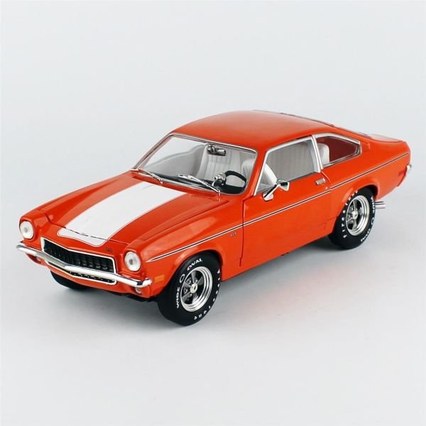 AutoWorld AMM1319 1/18 Ölçek, 1973 Chevrolet Vega GT (Class of 1973), Bright Orange, Sergilemeye Hazır Metal Araba Modeli