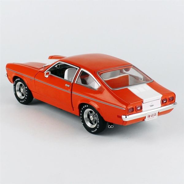 AutoWorld AMM1319 1/18 Ölçek, 1973 Chevrolet Vega GT (Class of 1973), Bright Orange, Sergilemeye Hazır Metal Araba Modeli