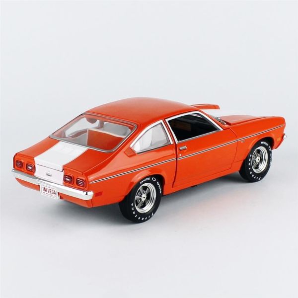 AutoWorld AMM1319 1/18 Ölçek, 1973 Chevrolet Vega GT (Class of 1973), Bright Orange, Sergilemeye Hazır Metal Araba Modeli
