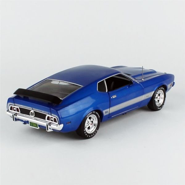AutoWorld AMM1323 1/18 Ölçek, 1973 Ford Mustang Mach 1 (Class of 1973), Blue Glow, Sergilemeye Hazır Metal Araba Modeli