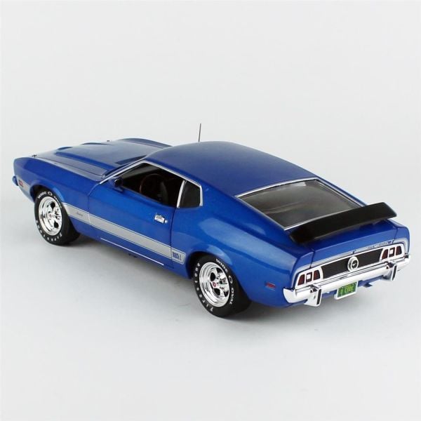 AutoWorld AMM1323 1/18 Ölçek, 1973 Ford Mustang Mach 1 (Class of 1973), Blue Glow, Sergilemeye Hazır Metal Araba Modeli