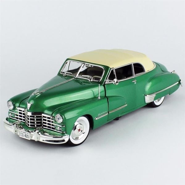 AutoWorld AW315 1/18 Ölçek, 1947 Cadillac Series 62 Cabriolet, Ardsley Green, Sergilemeye Hazır Metal Araba Modeli