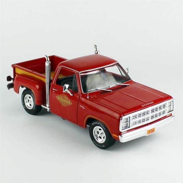 AutoWorld AW319 1/18 Ölçek, 1979 Dodge Ut-line Pickup, L'il Red Truck, Sergilemeye Hazır Metal Araba Modeli