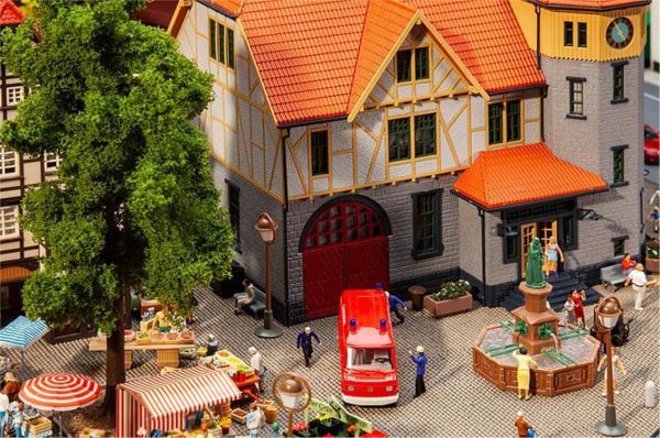 Faller 130649 1/87 Ölçek, İtfaiye Garajlı Kasaba Salonu, Plastik Model Kiti