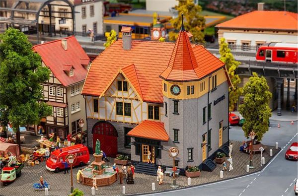 Faller 130649 1/87 Ölçek, İtfaiye Garajlı Kasaba Salonu, Plastik Model Kiti