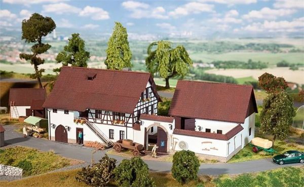 Faller 130372 1/87 Ölçek, Avlulu Çiftlik Evi ve Müştemilatı, Plastik Model Kiti