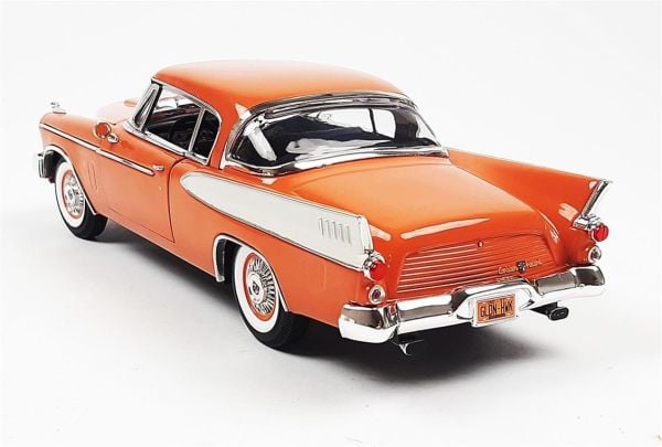 AutoWorld AW270 1/18 Ölçek, 1957 Studebaker Golden Hawk, Coppertone & White, Sergilemeye Hazır Metal Araba Modeli