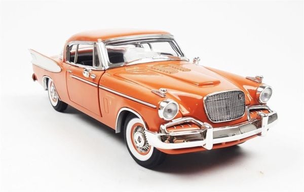 AutoWorld AW270 1/18 Ölçek, 1957 Studebaker Golden Hawk, Coppertone & White, Sergilemeye Hazır Metal Araba Modeli