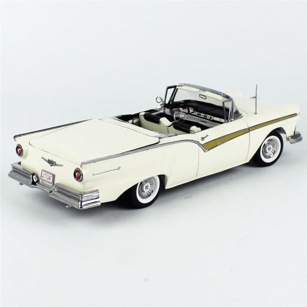 Sunstar 1346 1/18 Ölçek, 1957 Ford Fairlane 500 Skyliner, Beyaz, Sergilemeye Hazır Metal Araba Modeli