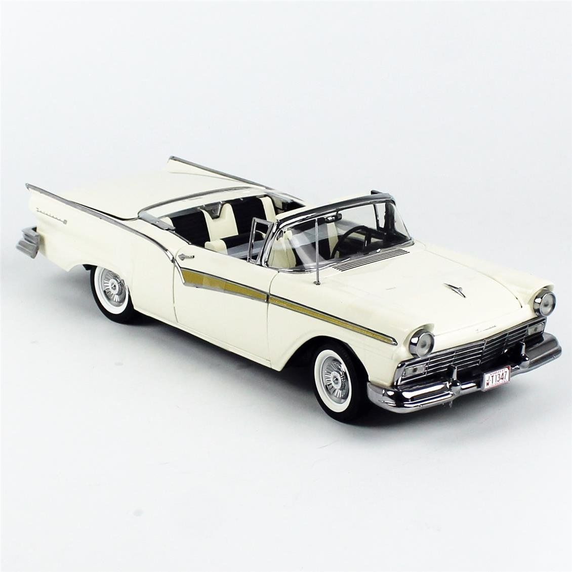 Sunstar 1346 1/18 Ölçek, 1957 Ford Fairlane 500 Skyliner, Beyaz, Sergilemeye Hazır Metal Araba Modeli
