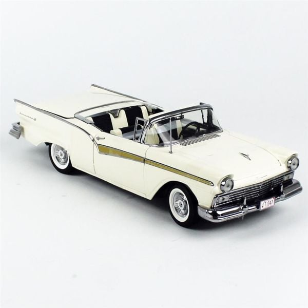 Sunstar 1346 1/18 Ölçek, 1957 Ford Fairlane 500 Skyliner, Beyaz, Sergilemeye Hazır Metal Araba Modeli