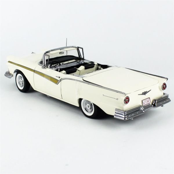 Sunstar 1346 1/18 Ölçek, 1957 Ford Fairlane 500 Skyliner, Beyaz, Sergilemeye Hazır Metal Araba Modeli