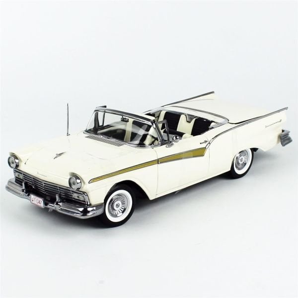 Sunstar 1346 1/18 Ölçek, 1957 Ford Fairlane 500 Skyliner, Beyaz, Sergilemeye Hazır Metal Araba Modeli
