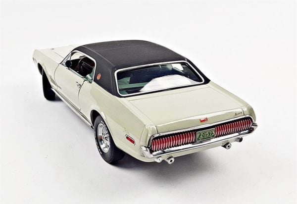Sunstar 1573 1/18 Ölçek, 1968 Mercury Cougar XR7G, Deniz Yeşili, Sergilemeye Hazır Metal Araba Modeli