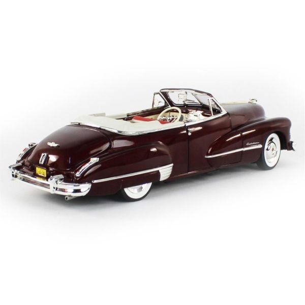 AutoWorld AW273 1/18 Ölçek, 1947 Cadillac Series 62 Cabriolet, Burgundy, Sergilemeye Hazır Metal Araba Modeli