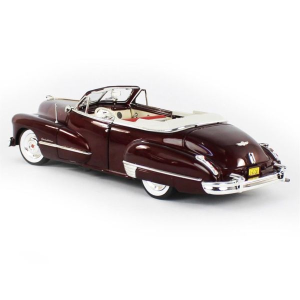 AutoWorld AW273 1/18 Ölçek, 1947 Cadillac Series 62 Cabriolet, Burgundy, Sergilemeye Hazır Metal Araba Modeli