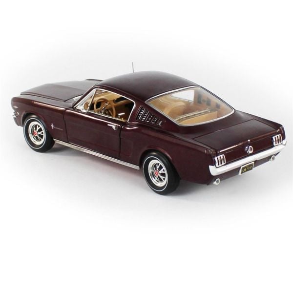 AutoWorld AMM1248 1/18 Ölçek, 1965 Ford Mustang 2+2, Vintage Burgundy, Sergilemeye Hazır Metal Araba Modeli