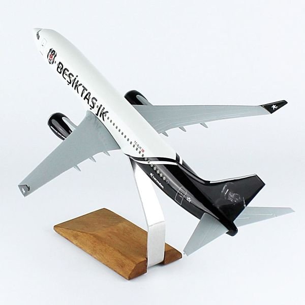 THY062 1/100 Ölçek, THY Beşiktaş CORENDON Logolu B737-800 Yolcu Uçağı, Sergilemeye Hazır Ahşap Standlı Model