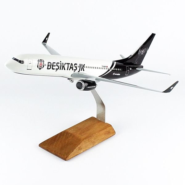 THY062 1/100 Ölçek, THY Beşiktaş CORENDON Logolu B737-800 Yolcu Uçağı, Sergilemeye Hazır Ahşap Standlı Model