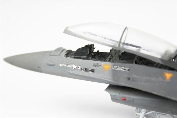 QD014 1/72 Ölçek, F-16D Fighting Falcon Sergilemeye Hazır Plastik Uçak Maketi