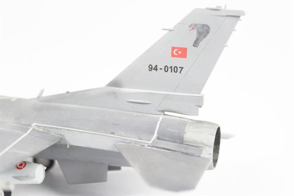 QD014 1/72 Ölçek, F-16D Fighting Falcon Sergilemeye Hazır Plastik Uçak Maketi