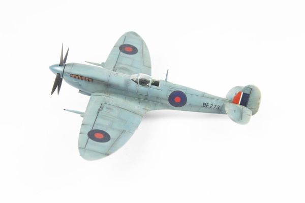 QD043 1/48 Ölçek, Spitfire  Sergilemeye Hazır Plastik Uçak Maketi