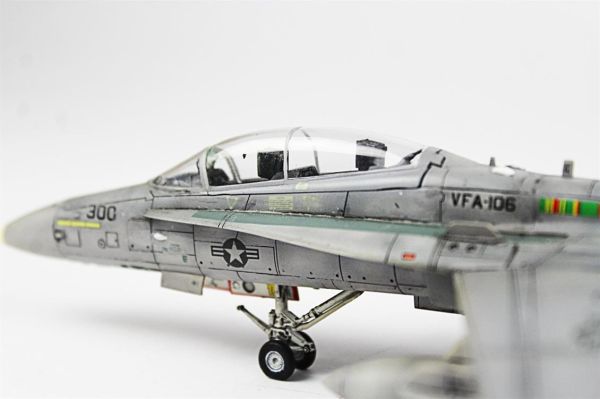 QD046 1/72 Ölçek, F-18D Hornet Sergilemeye Hazır Plastik Uçak Maketi