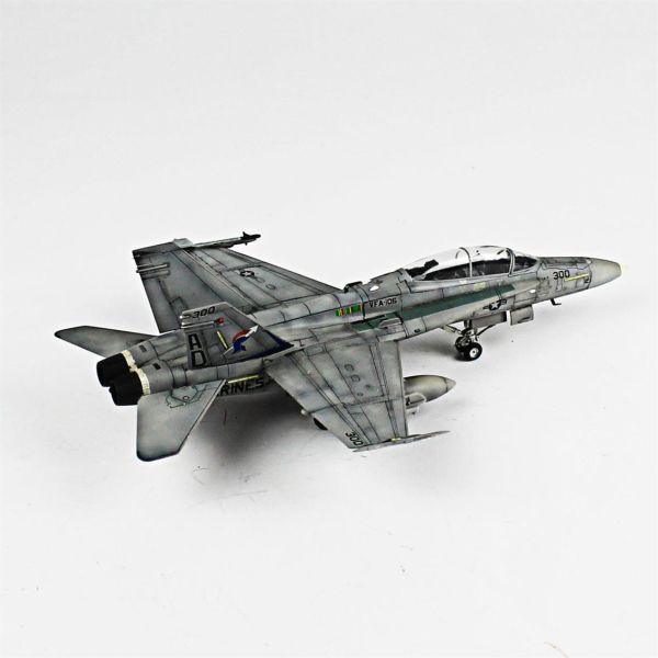 QD046 1/72 Ölçek, F-18D Hornet Sergilemeye Hazır Plastik Uçak Maketi