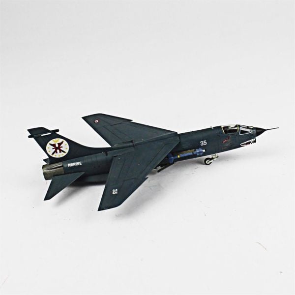 QD049 1/72 Ölçek, F-8E Crusader Sergilemeye Hazır Plastik Uçak Maketi