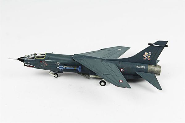 QD049 1/72 Ölçek, F-8E Crusader Sergilemeye Hazır Plastik Uçak Maketi