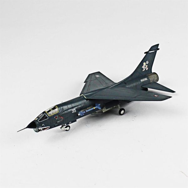 QD049 1/72 Ölçek, F-8E Crusader Sergilemeye Hazır Plastik Uçak Maketi