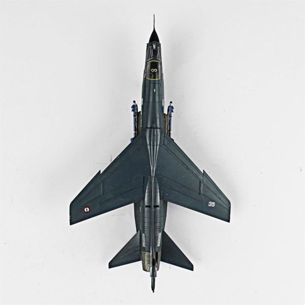 QD049 1/72 Ölçek, F-8E Crusader Sergilemeye Hazır Plastik Uçak Maketi