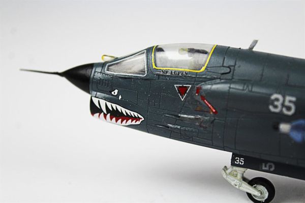 QD049 1/72 Ölçek, F-8E Crusader Sergilemeye Hazır Plastik Uçak Maketi