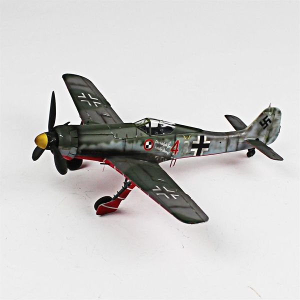 QD055 1/48 Ölçek, Focke-Wulf 190 D Sergilemeye Hazır Plastik Uçak Maketi